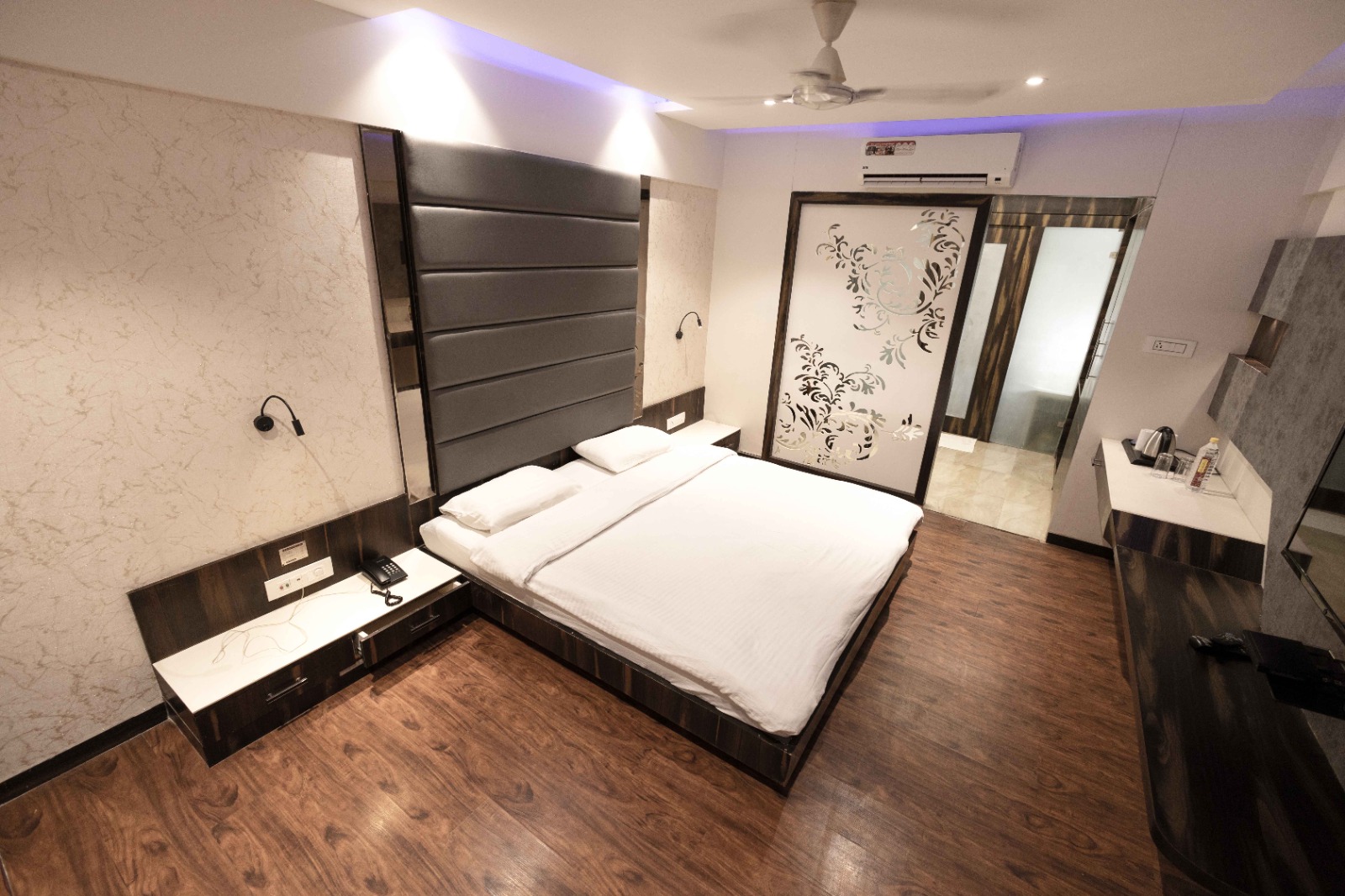 Hotels near mahakal temple in ujjain - grand suite room